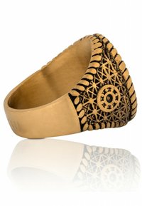 I Ring cu ton de aur, având o bandă texturată, cu modele circulare și o suprafață interioară netedă, care reflectă lumina subtil.