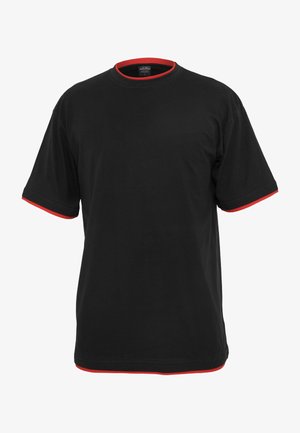T-shirt noir à manches courtes en coton, avec des accents rouges au niveau du col et des ourlets des manches. Design simple avec une coupe classique.