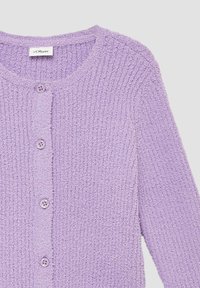 Lila gebreide cardigan met een geribbelde structuur, voorzien van vijf knopen en een ronde halslijn. Zacht materiaal met een gezellige uitstraling.