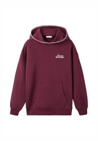 Sudadera con capucha burdeos, con bolsillo frontal y texto blanco "Casi Fin de Semana" en el pecho, que presenta costuras blancas a lo largo del borde de la capucha.