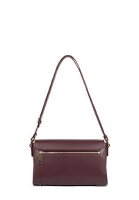 Borsa a spalla in pelle marrone scuro con zip dorata sulla tasca frontale e tracolla regolabile, esposta su uno sfondo bianco.