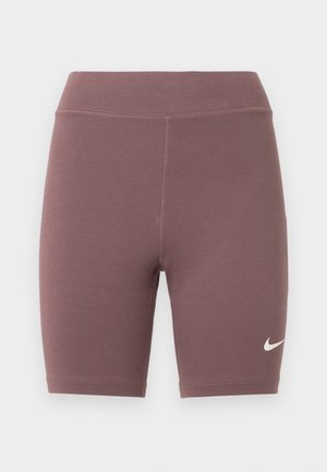 Shorts de cycliste de couleur mauve douce, fabriqués en tissu extensible. Présentent une taille haute et un petit logo swoosh blanc de Nike.