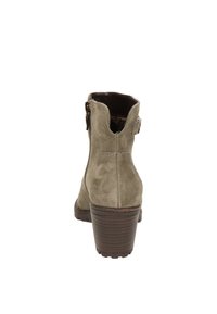 Bottine en daim vert olive avec un bout arrondi, fermeture éclair sur le côté et un talon en bois empilé. Le matériau texturé présente des détails de couture subtils.