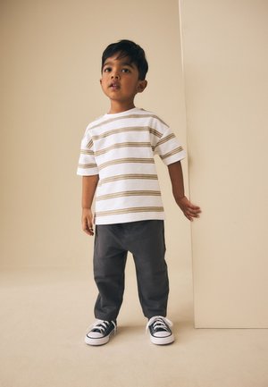 Next, REGULAR FIT AND JOGGERS 3 PIECE SET - T-shirt basique - tan brown