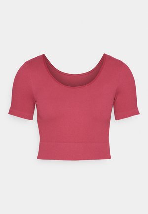 Kratka majica s kratkim rukavima v rose barvi, z ribasto teksturo, okroglim izrezom, prilegajočim dizajnom in ozkim robom na pasu.