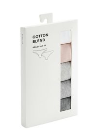 Cinq paires de sous-vêtements style brésilien en coton mélangé de couleurs assorties, pliées dans une boîte blanche avec fenêtre transparente et étiquette produit.