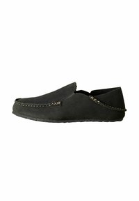 Juodos suede medžiagos šlepetės su kontrastinga siuvimo linija ir lygiu paviršiumi. Yra apvalus kojų pirštas ir plokščias guminis padas komfortui.