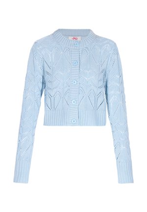 Világoskék kötött kardigán hosszú ujjakkal, gombos záródással, bordázott gallérral és szegéllyel, geometrikus csipkemintával díszítve.