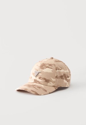 Casquette de baseball camouflage beige et marron avec un logo triangulaire de la marque Guess sur le devant sur fond clair.