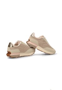 Zapatillas beige con parte superior de tela texturizada, acentos metálicos en el talón y suela con patrón de corcho. Diseño con cordones y punta redondeada.