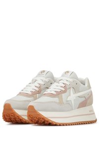 Sneakers beige chiaro con accenti bianchi, materiali in suede e tessuto, suole spesse e strutturate, design a piattaforma rialzata. Dettaglio logo evidente sui lati.