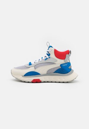Wysokie sneakersy w białym, niebieskim, szarym i czerwonym kolorze z białymi sznurowadłami, panelami z siatki i grubą podeszwą, zaprojektowane przez Puma.