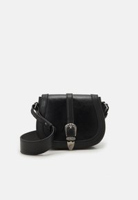 Černá kožená crossbody taška se strukturovaným tvarem, stříbrným zapínáním a nastavitelným popruhem. Vyznačuje se hladkým povrchem a minimalistickým designem.