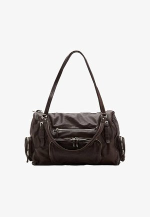 Bolsa de viaje tipo duffle de cuero marrón con dos bolsillos frontales con cremallera, correa de hombro ajustable y forma redonda. Textura suave, diseño minimalista.