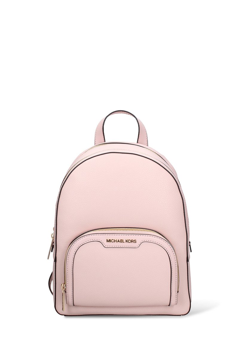 Sac à dos en cuir rose clair de forme arrondie, avec garniture noire, poche avant zippée et accessoires dorés. Comprend une poignée supérieure et des bretelles réglables.