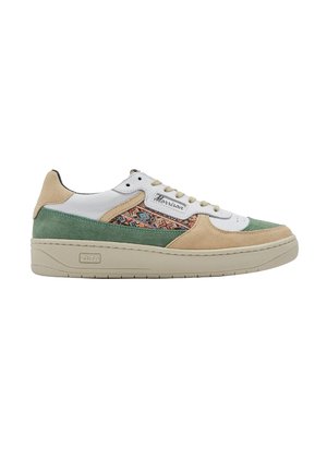 Low-top sneaker in beige, wit en groen met patroon op het zijpaneel, beige veters en dikke crèmekleurige zool met opschrift "ZETA."