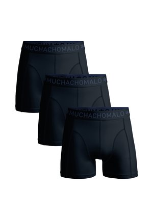 Tri črna bokser hlačke s šivanimi paneli in elastičnimi pasovi, na katerih je napis blagovne znamke "MUCHACHOMALO" v temno sivih črkah.