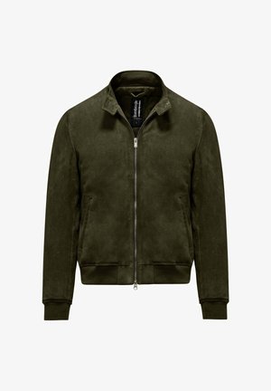 Giacca bomber in camoscio verde oliva con zip frontale, colletto rialzato e polsini a costine. Presenta tasche laterali e una texture liscia.