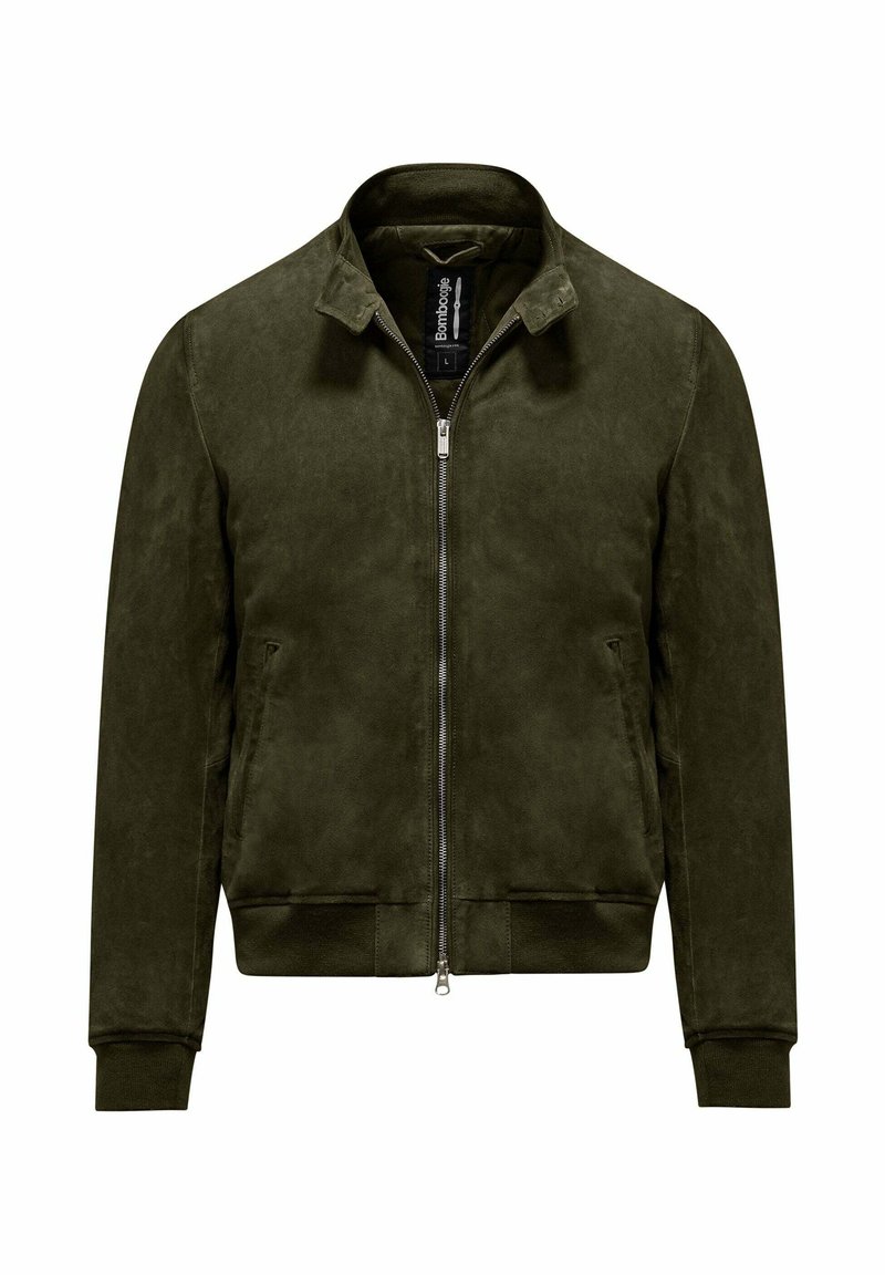 Giacca bomber in camoscio verde oliva con zip frontale, colletto rialzato e polsini a costine. Presenta tasche laterali e una texture liscia.