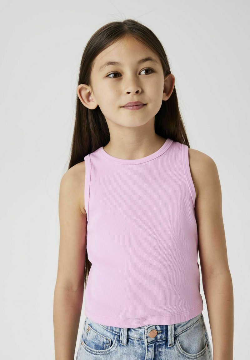 Haut sans manches rose à côtes avec un col rond, associé à un short en denim bleu clair avec un bouton et des poches.