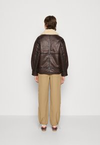 BDG Urban Outfitters STEVIE AVIATOR - Műbőr dzseki - chocolate