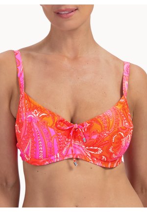 Frau trägt ein hellorange- und pinkfarbenes Bikinioberteil mit Paisley-Muster, dünnen verstellbaren Trägern und einer Schleife in der Mitte vorne.