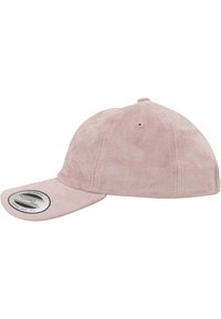Caciula roz din suede cu visieră curbată, având un logo circular negru pe partea din față. Designul include găuri de ventilație și o coroană rotunjită.