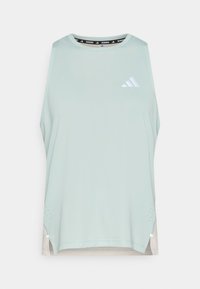 Top sin mangas verde menta con escote redondeado, que presenta un logo reflectante, perforaciones en los laterales y un dobladillo trasero ligeramente más largo.