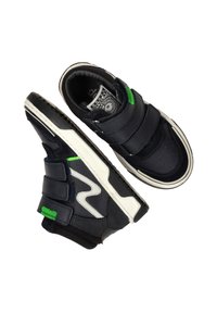 Marineblauwe sneakers met twee klittenbandsluitingen, witte accenten, textuurleer en een groene logo patch. Rubberen zool met een gemusterde loop.