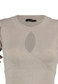 Haut beige côtelé à manches courtes avec un col rond et une découpe en forme de goutte d'eau sous le col.