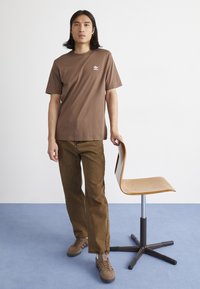 adidas Originals ESSENTIAL TEE - Základné tričko - earth strata