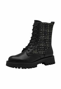 Stivale da combattimento in pelle nera con un pannello in tessuto nero e bianco testurizzato, design con lacci e suola robusta nera.