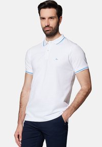 - Koszulka polo