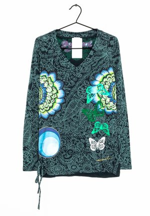 Maglia a maniche lunghe in verde scuro con motivi floreali e farfalle, scollo a V, tessuto leggero, laccio laterale regolabile e trame a contrasto.