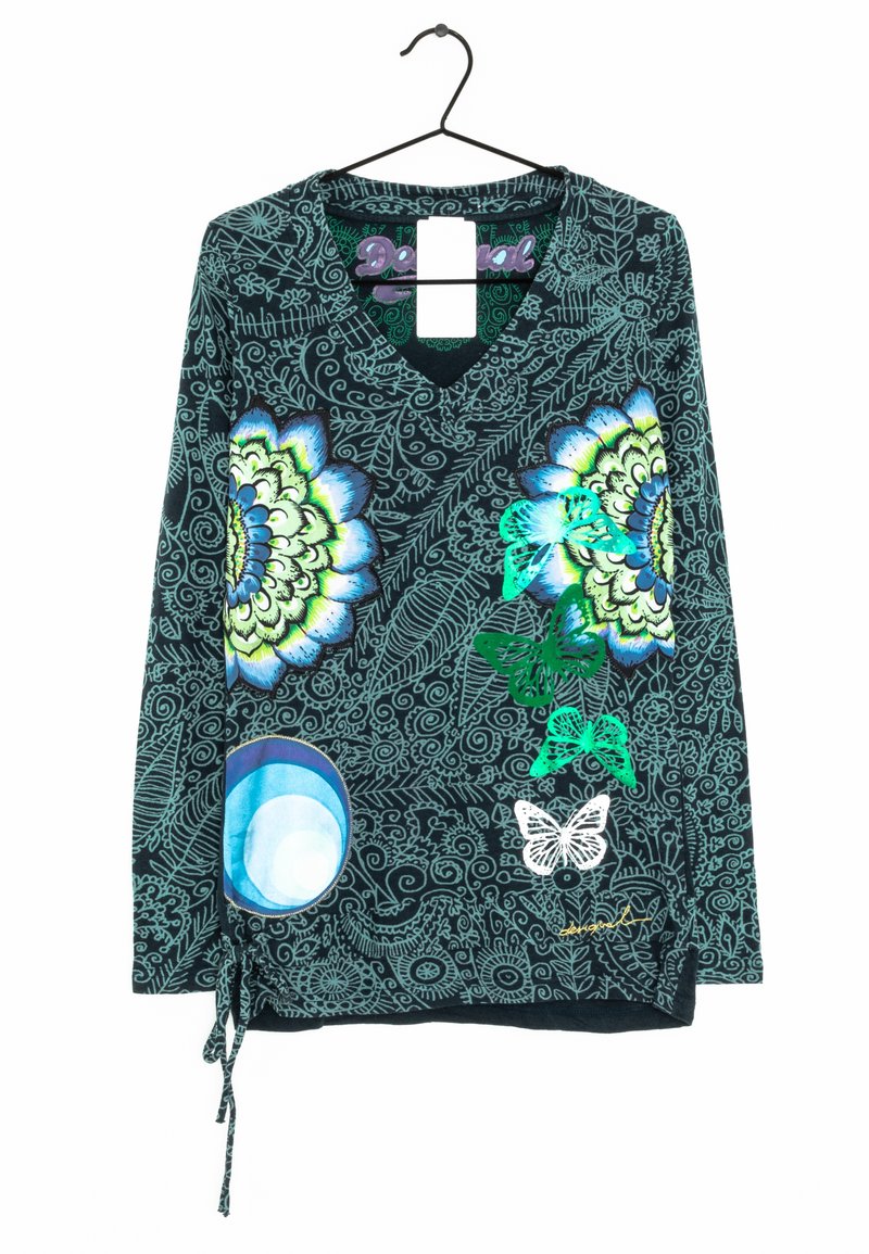 Dlouhý rukáv topu v tmavě zelené barvě s květinovými a motýlími vzory, výstřihem do V, lehkou látkou, nastavitelným bočním zavazováním a kontrastními texturami.