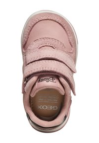 Sneaker in pelle e suede rosa con doppi cinturini in Velcro, punta rotonda e suola bianca a contrasto. Include il logo sulla soletta e sulla parte superiore.