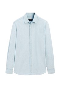 Camicia azzurra a maniche lunghe con colletto classico e bottoni bianchi, esposta piatta su uno sfondo bianco.