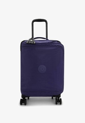 Paarse soft-shell koffer met een uitschuifbare handgreep, vier wielen en een rond logo; heeft een zwarte aap charme aan de bovenkant.