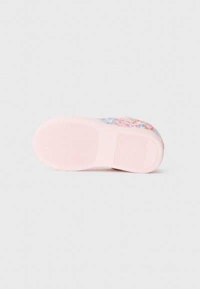 Rosa sneaker såle med en teksturert gummioverflate, som har et glatt tåområde og et fargerikt blomstermønster på siden.