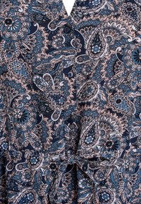 Jūrų laivyno ir rožinės spalvos marškiniai su paisley raštu, turintys mygtukų užsegimą ir juosmens raištį. Pagaminti iš minkštos audinio medžiagos su tekstūra.