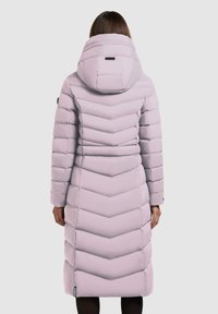 Svetlofialová prešívaná bunda s chevronovým vzorom, dlhými rukávmi, odnímateľnou kapucňou a detailom loga na dolnom okraji.