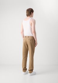 Tommy Hilfiger DENTON PRINTED STRUCTURE - Chino-püksid - safari