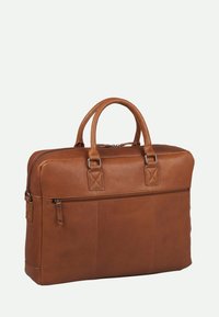 Valigia in pelle marrone con doppie maniglie superiori, chiusura zip, tasca frontale e finitura testurizzata. Forma rettangolare con design minimalista.