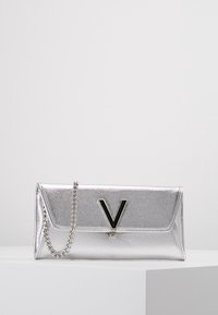 Metallisk silver clutch-väska med en texturerad yta, med en svart "V"-logotyp och en silverkedja för bärande.