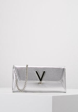 Bolso de mano metálico plateado con un acabado texturizado, que presenta un logo "V" negro y una correa de cadena plateada para llevarlo.