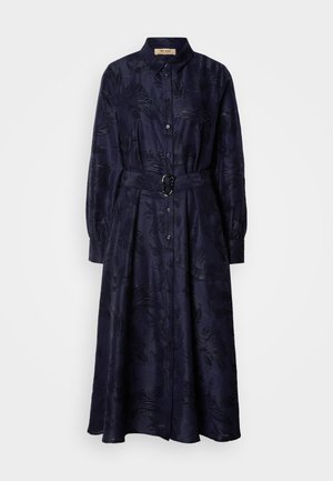 Vestito camicia blu navy con motivo floreale, apertura a bottoni sul davanti, maniche lunghe e una cintura coordinata con una fibbia rotonda in vita.