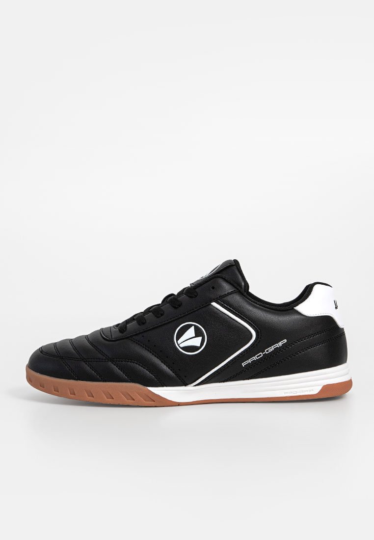 Baskets de sport noires avec une tige texturée, accents blancs et semelle en caoutchouc naturel. Dotées d'un bout arrondi et d'un logo imposant sur le côté.