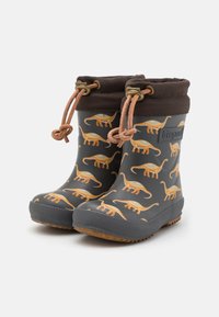 Bottes en caoutchouc grises ornées d'un motif de dinosaure orange. Accents marron en haut avec des lacets réglables. Semelle noire texturée pour une meilleure adhérence.