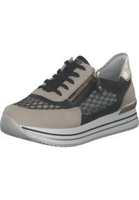 Sneakers con lacci in suede beige e nero con dettagli in rete, zip dorata e suola intermedia bianca con strisce grigie e nere.
