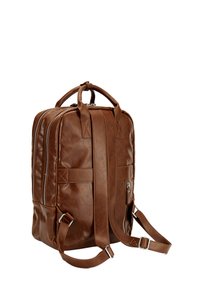 Smeđa kožna ruksak s dvostrukim zatvaračem, podstavljenim trakama i ručkom na vrhu. Ima glatku teksturu, bočne džepove i minimalistički dizajn.